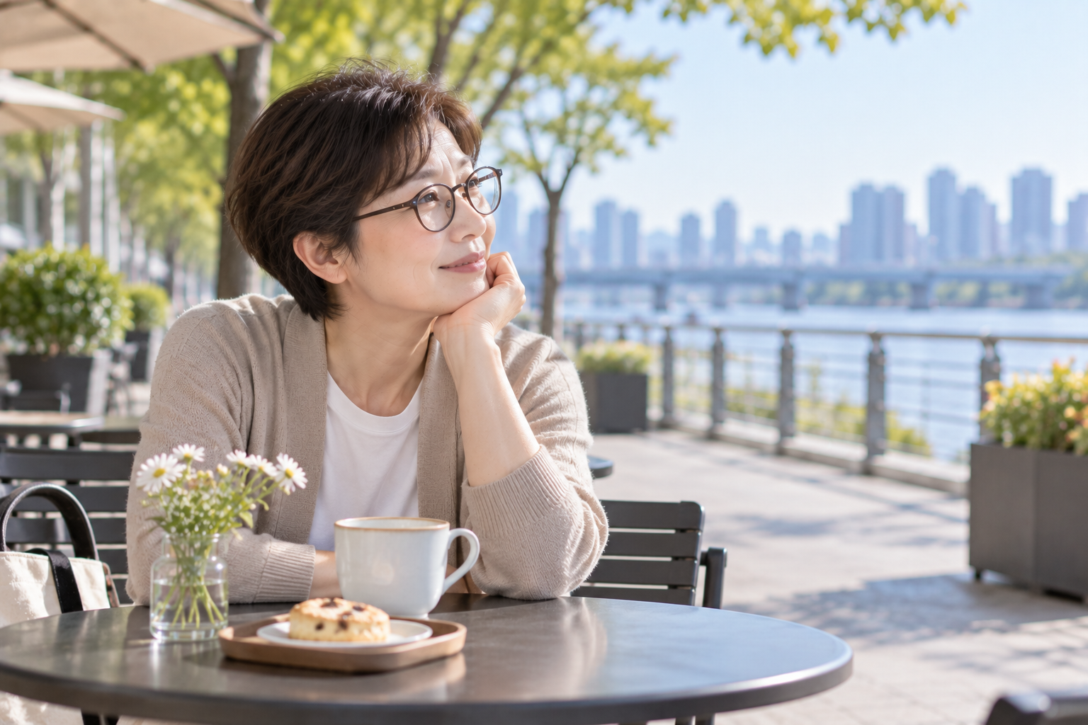 혼자 외출해 여유롭게 시간을 보내는 중년의 모습